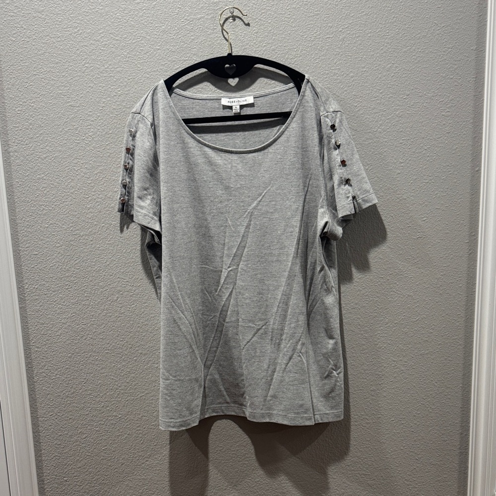 🌿 Rose & Olive Gray Short Sleeve Top with Button Accents – SZ XL 🌿